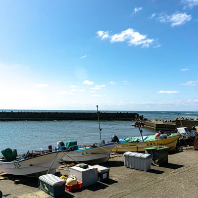 大村湾漁協組合前の海に停泊する漁船と緑の山々の写真素材 - フリー