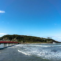 押し寄せる波に囲まれた神の島雄島の写真