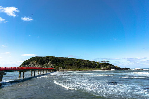 押し寄せる波に囲まれた神の島雄島