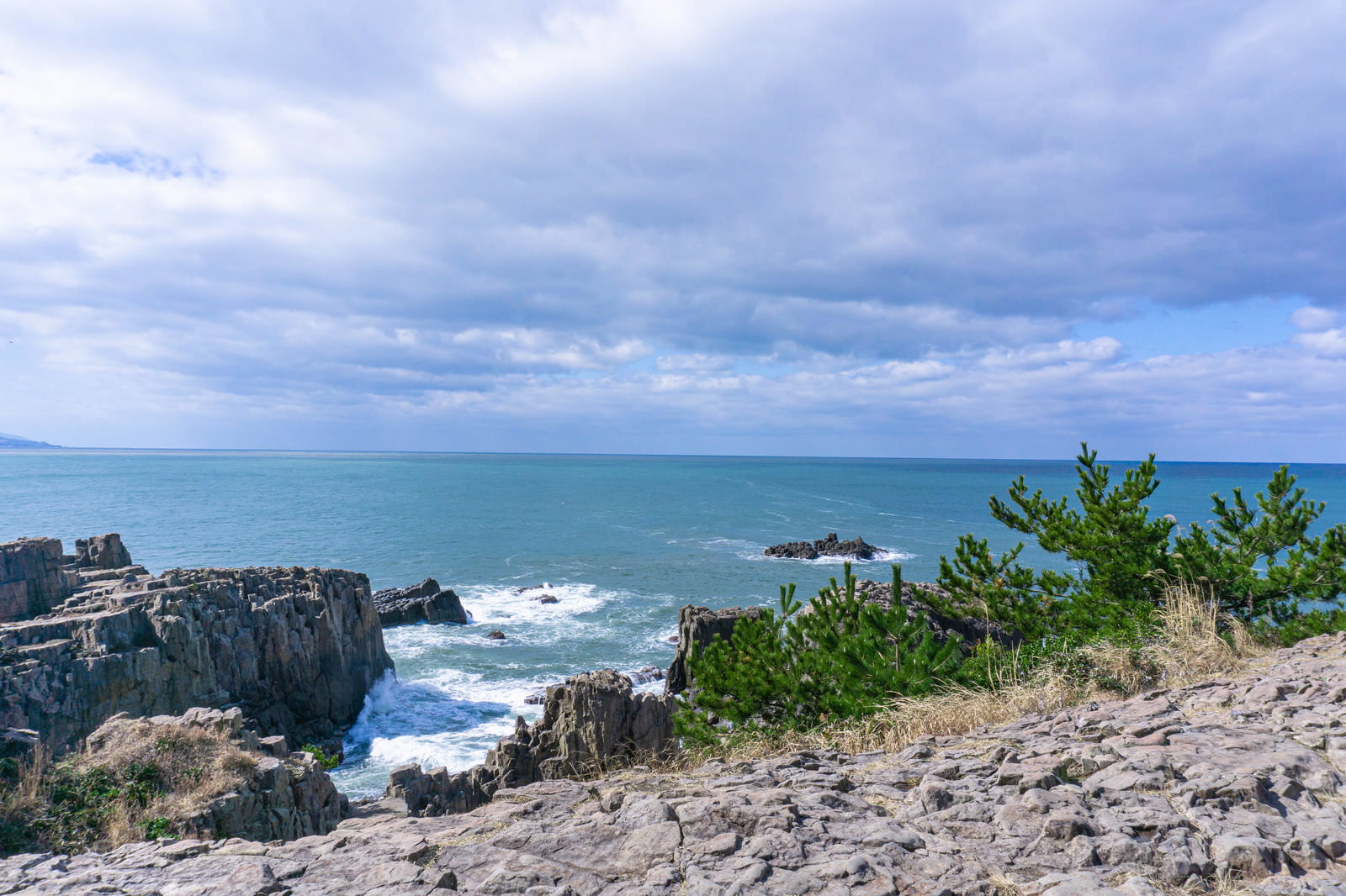 東尋坊の断崖と日本海・軍艦岩