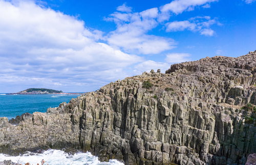 世界に三か所しかない大規模な柱状節理の一つである東尋坊と神の島雄島