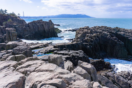 東尋坊から南西に見える臨海の工業地帯や霞む山の姿