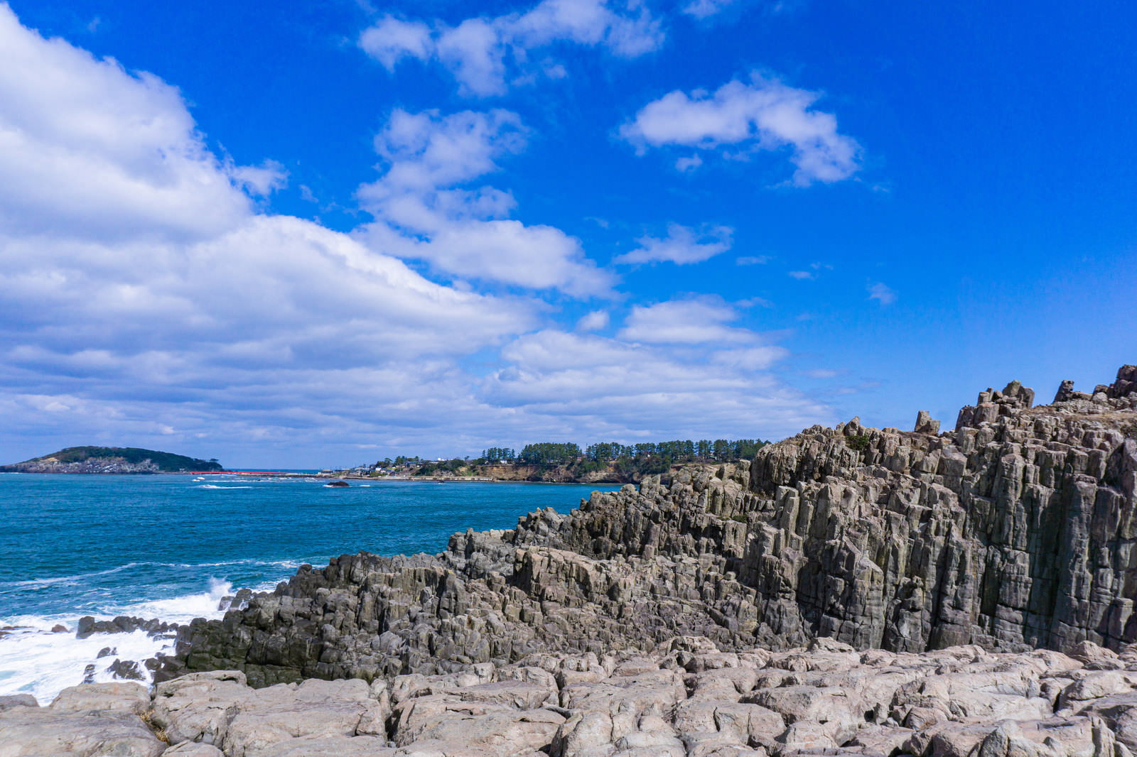 柱状節理の断崖絶壁が特徴的な東尋坊の海岸風景