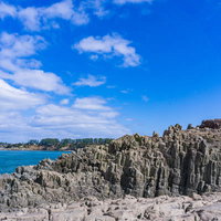 溶岩が冷え固まった硬い岩々が荒波に耐え長い年月をかけて作り上げられた迫力ある姿の写真