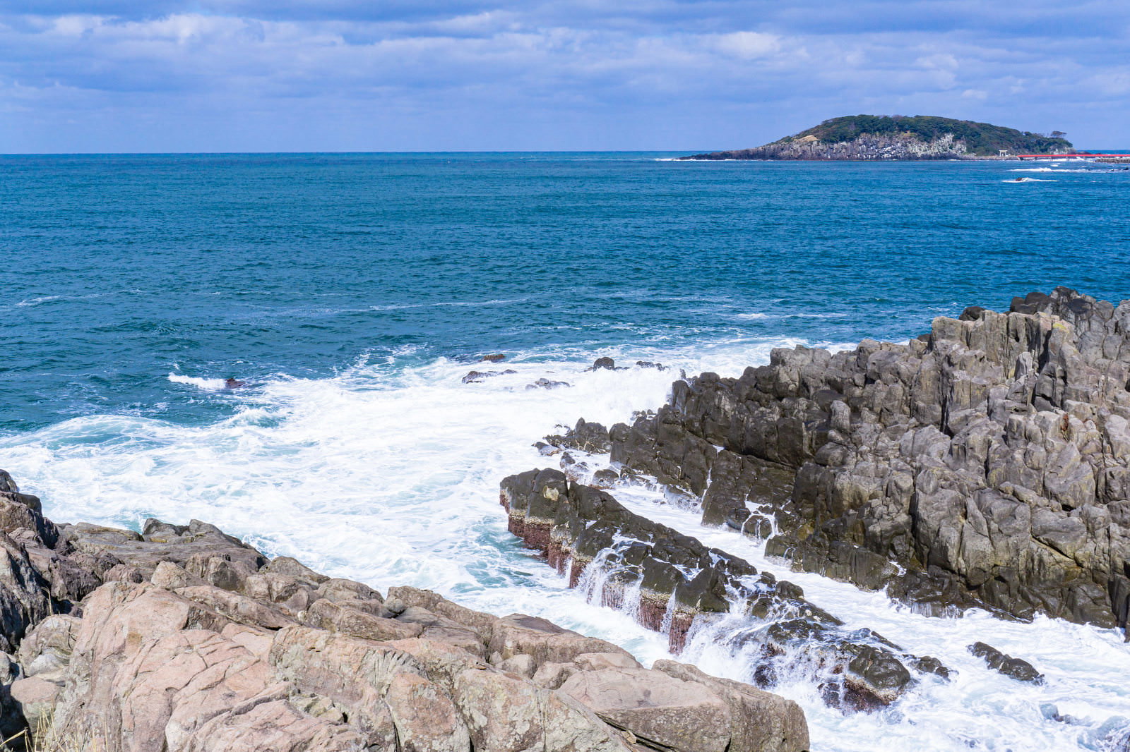 東尋坊の断崖絶壁に押し寄せる波が白く泡立つ様子