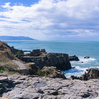 崖上から見える千畳敷へと続く石段の写真