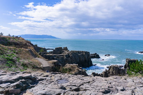 崖上から見える千畳敷へと続く石段