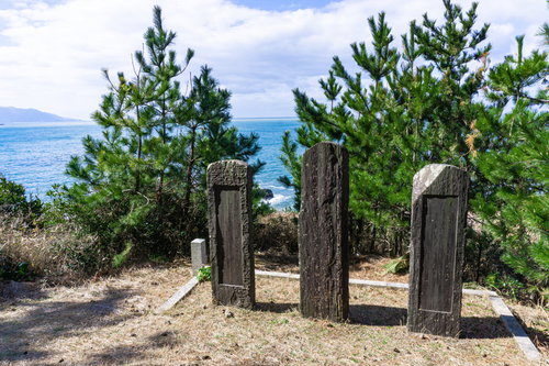 東尋坊荒磯遊歩道脇に海に向かって建つ句碑を遊歩道側から見る