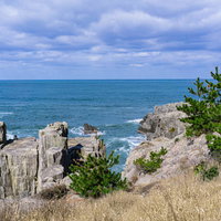 荒磯遊歩道から見る三段岩の写真
