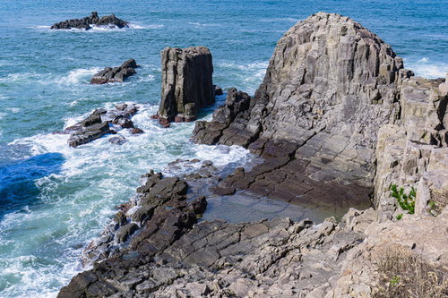 歩道から眺める東尋坊の千畳敷の様子