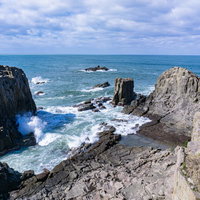 波しぶきがあがる千畳敷付近の様子の写真