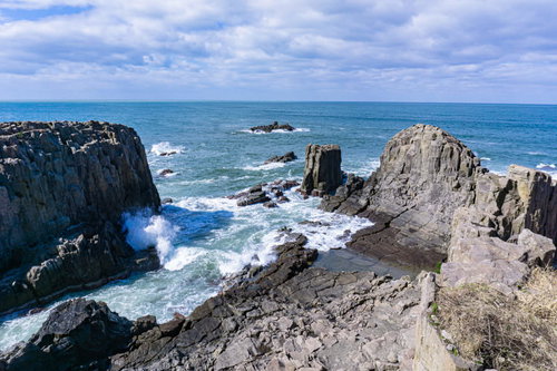 波しぶきがあがる千畳敷付近の様子