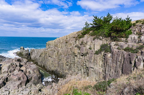 柱状節理のほぼ垂直に切り立った岩壁