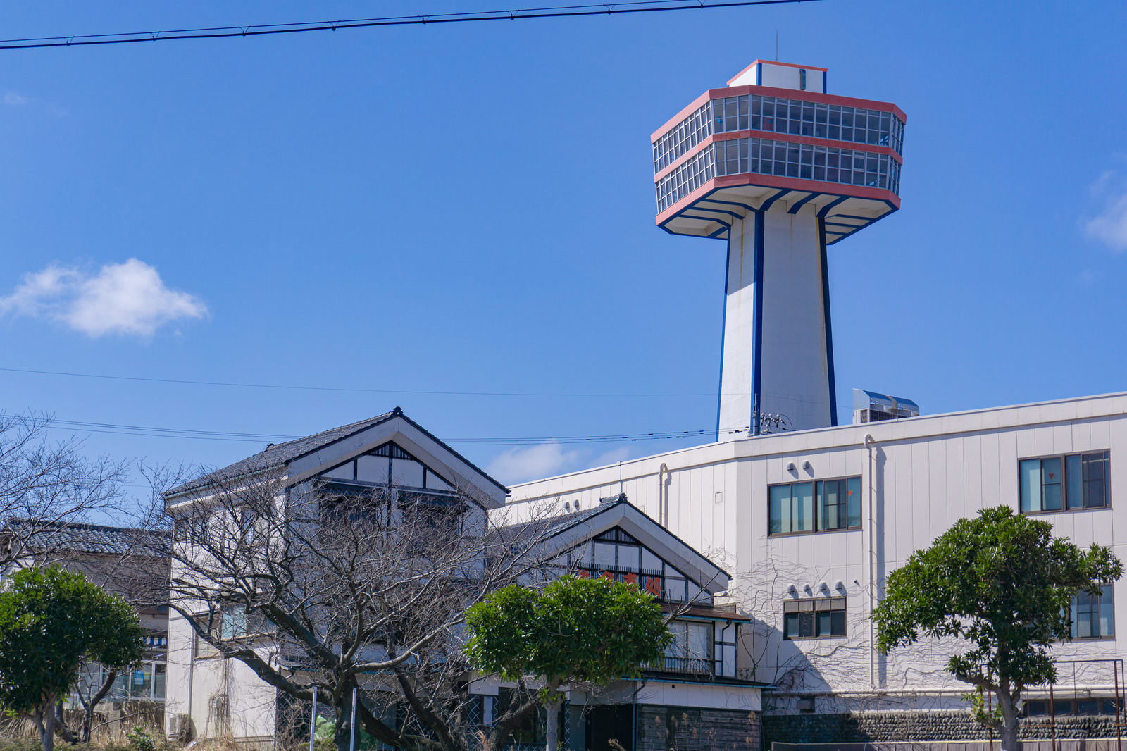 青空を背景に建つ東尋坊タワーの展望台を駐車場側から撮影
