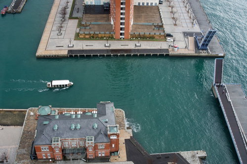 ブルーウイングもじに向かっていく遊覧船