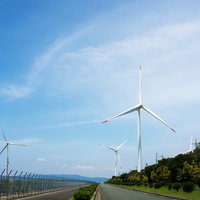 風車群に続く道の写真