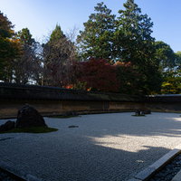 独特の風合いを見せる油土塀に囲まれた龍安寺石庭の写真