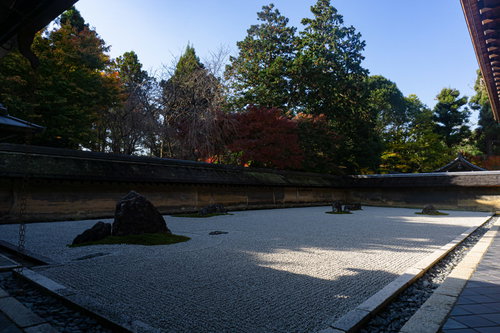 独特の風合いを見せる油土塀に囲まれた龍安寺石庭