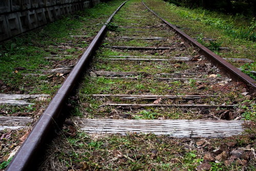 朽ちた枕木と老朽化したレール