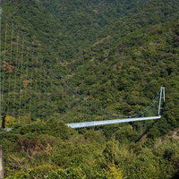 日本一の石碑と照葉大吊橋（宮崎県東諸県郡綾町）の写真