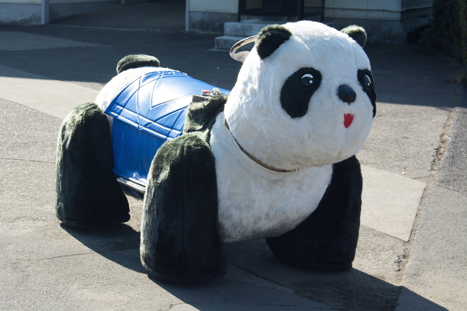 屋外に置かれたパンダ型の乗り物