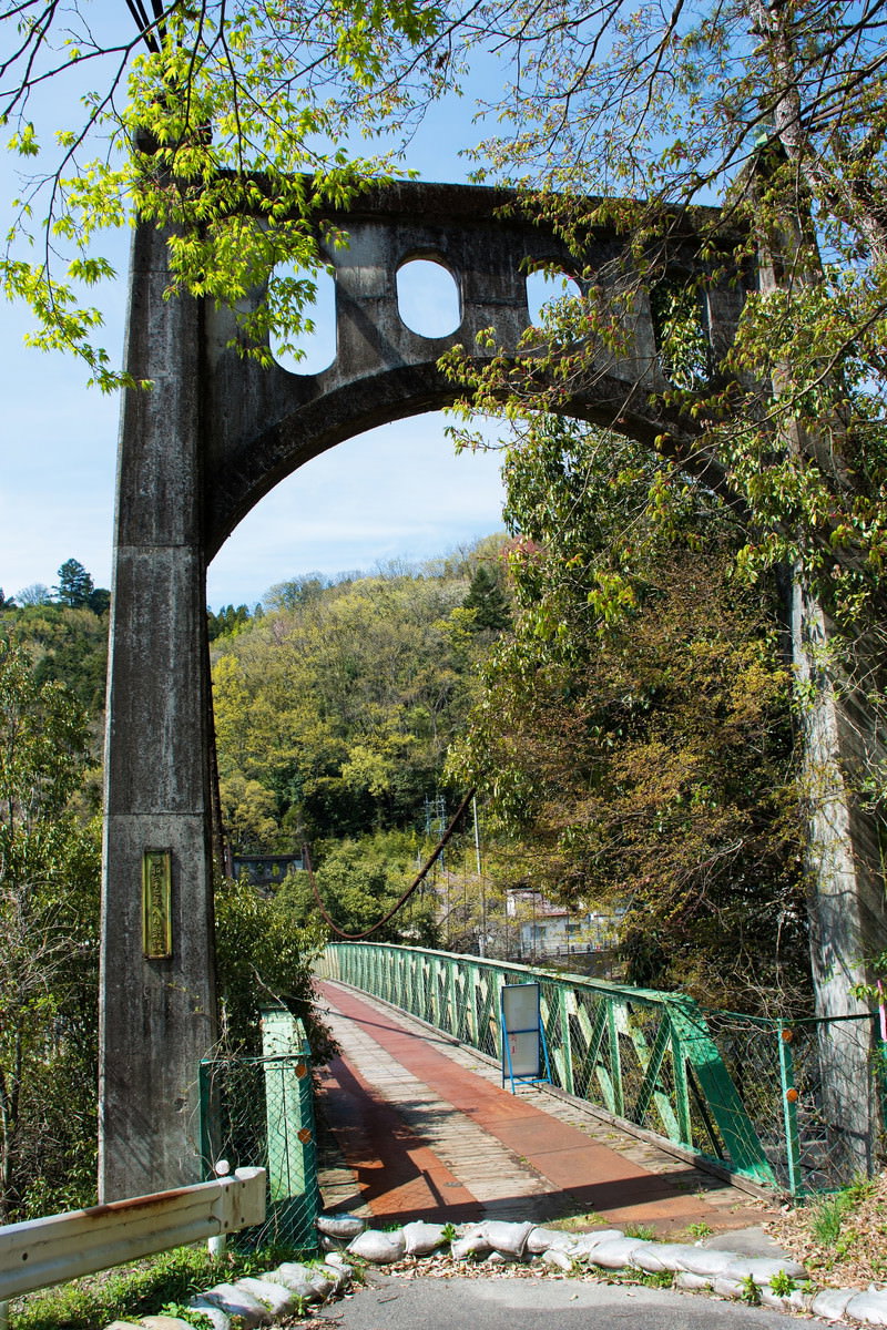 緑豊かな山間部に架かる小和沢橋の袂に土のうが並ぶ風景