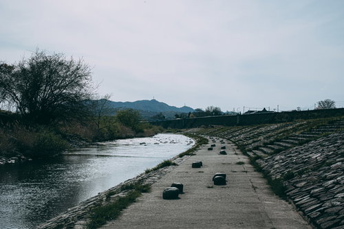 水路横の遊歩道