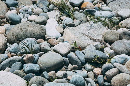 大小様々な石がある河原