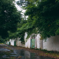 遊園地跡地土台に並ぶ玉の火薬庫、半洞窟火薬庫入り口の写真