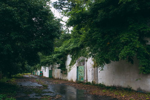 遊園地跡地土台に並ぶ玉の火薬庫、半洞窟火薬庫入り口