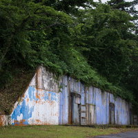 遊園地だった頃はキレイに塗装されていたペンキが剥がれた火薬庫の壁と入り口の写真