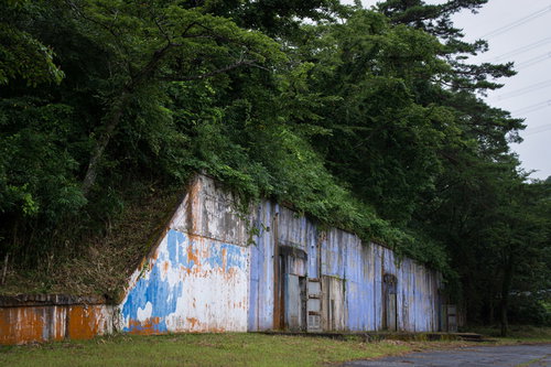 遊園地だった頃はキレイに塗装されていたペンキが剥がれた火薬庫の壁と入り口