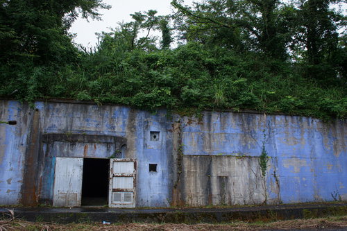 鍵もかけられず開けられたままの火薬庫入り