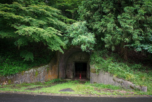 パイロンが置かれ、明かりも無い火薬庫入り口