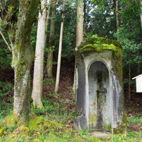 火薬庫入り口付近にある立哨台と説明板の写真