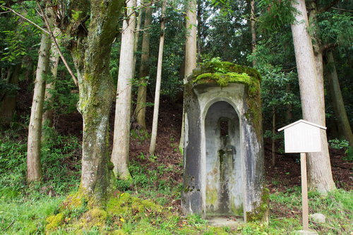 火薬庫入り口付近にある立哨台と説明板