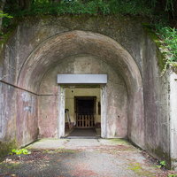 火薬庫入り口付近から中を覗くの写真