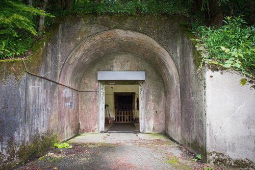 火薬庫入り口付近から中を覗く