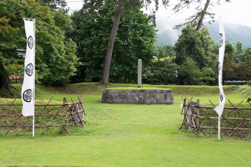 土塁で囲まれた土壇の上に建てられた関ケ原徳川家康最後陣地跡（床几場）の石碑