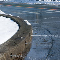 雪を溶かすために放出される水の写真