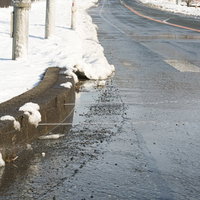 融雪水が噴き出す縁石の写真