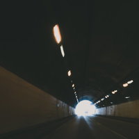 走行中の車内から見た景色（トンネル出口）の写真