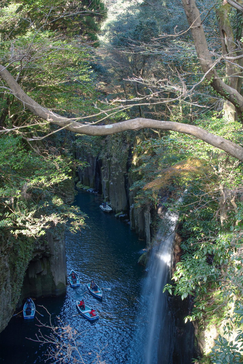 高千穂峡の渓谷でボートに乗る観光客と真名井の滝