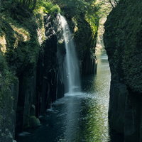 滝見台から見上げた真名井の滝（宮崎県高千穂町）の写真
