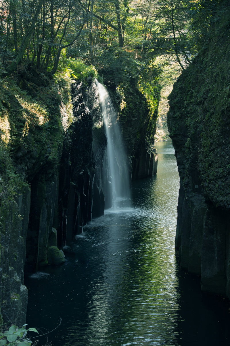高千穂峡の深い峡谷にある真名井の滝を滝見台から見上げた風景