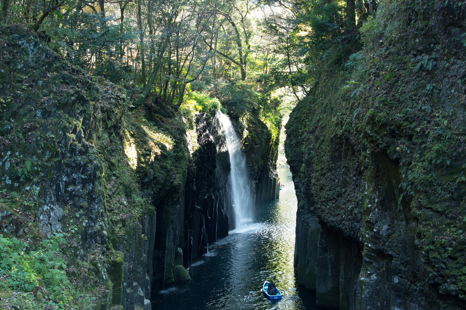 宮崎県高千穂町の真名井の滝と峡谷の岩肌、川面に浮かぶボート