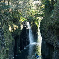 峡谷の岩肌と真名井の滝（宮崎県高千穂町）の写真