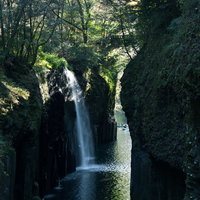 川に映る真名井の滝（宮崎県高千穂町）の写真