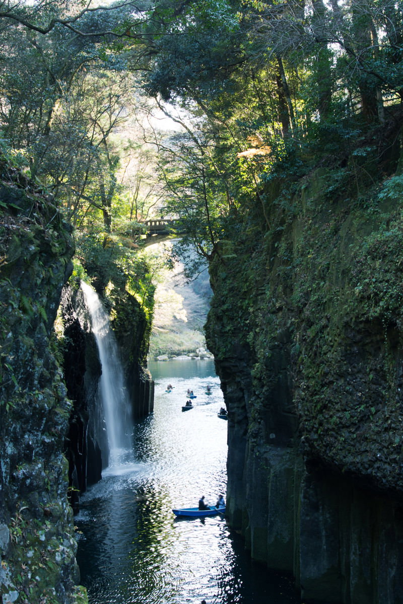 宮崎県高千穂峡の真名井の滝と御橋、エメラルドグリーンの水面にボート