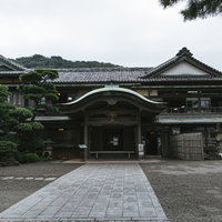 かつては貴賓の宿として華やいでいた賓日館（ひんじつかん）の写真